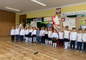 Odśpiewanie Mazurka Dąbrowskiego przez całą społeczność przedszkolną